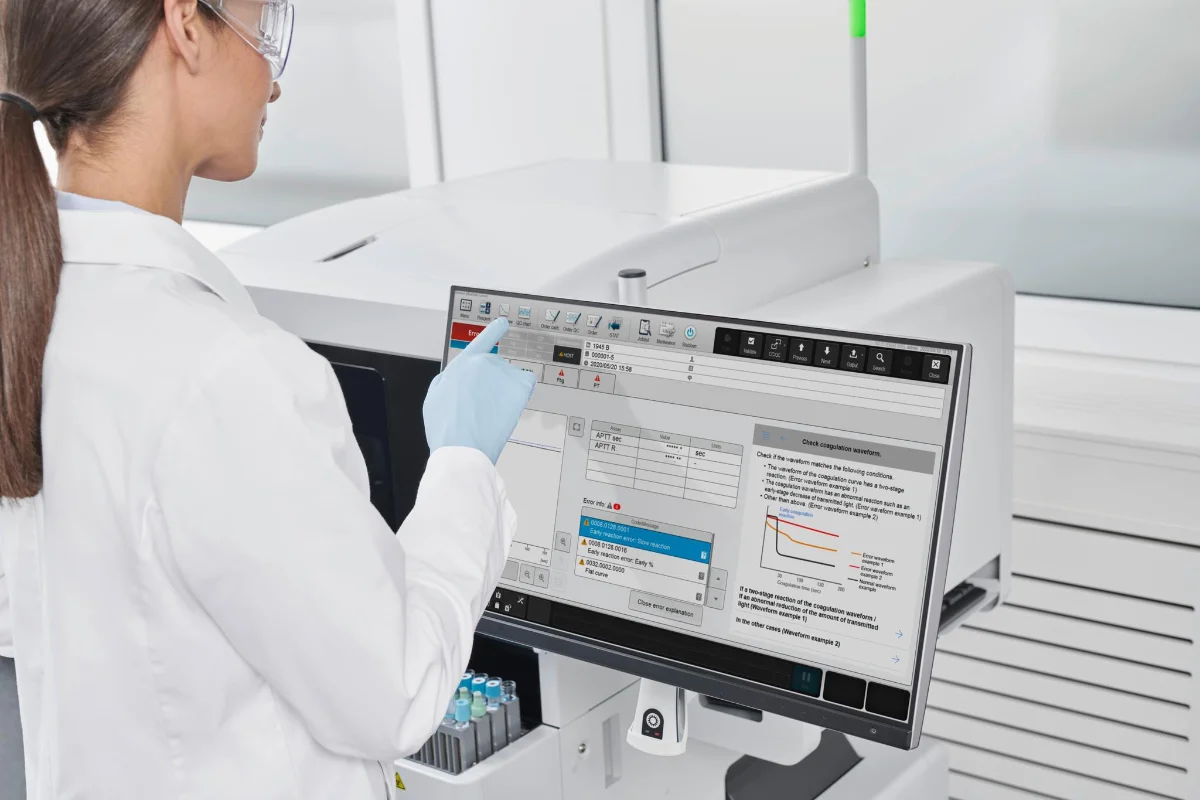 Técnica operando el sistema CN con la pantalla de revisión de resultados